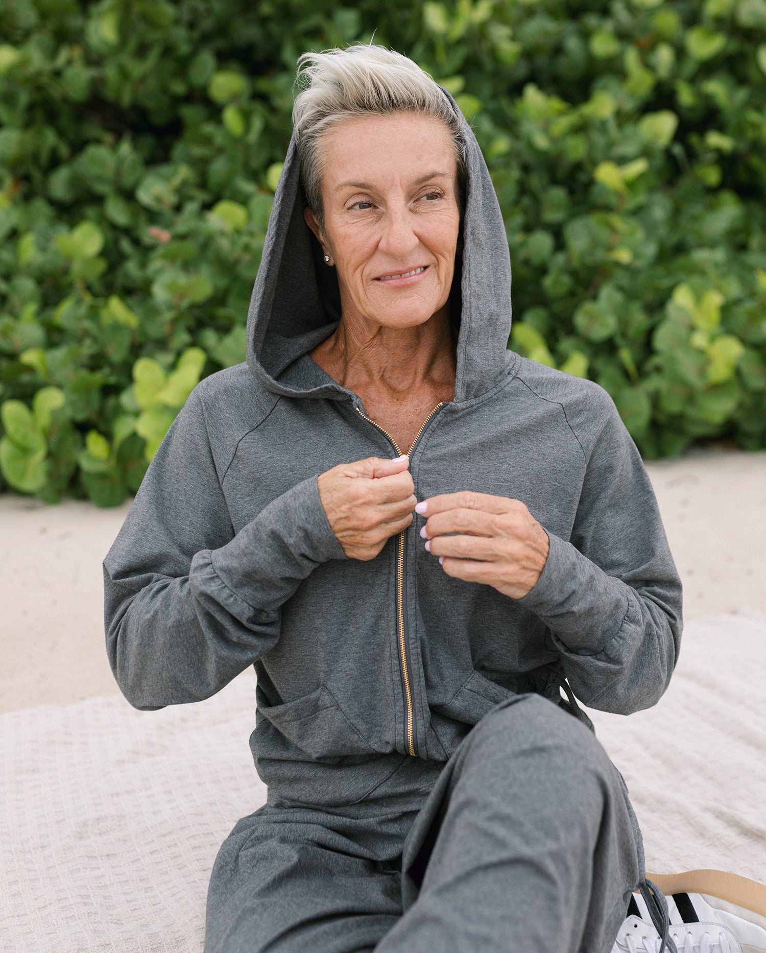 Organic sport hoodie and flowy harem pants street look #color_grey