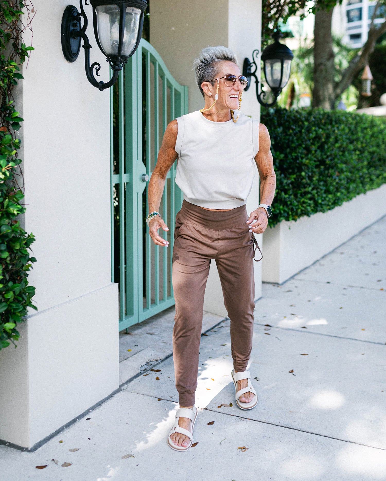 Model wearing joggers and sports bra in studio#color_walnut