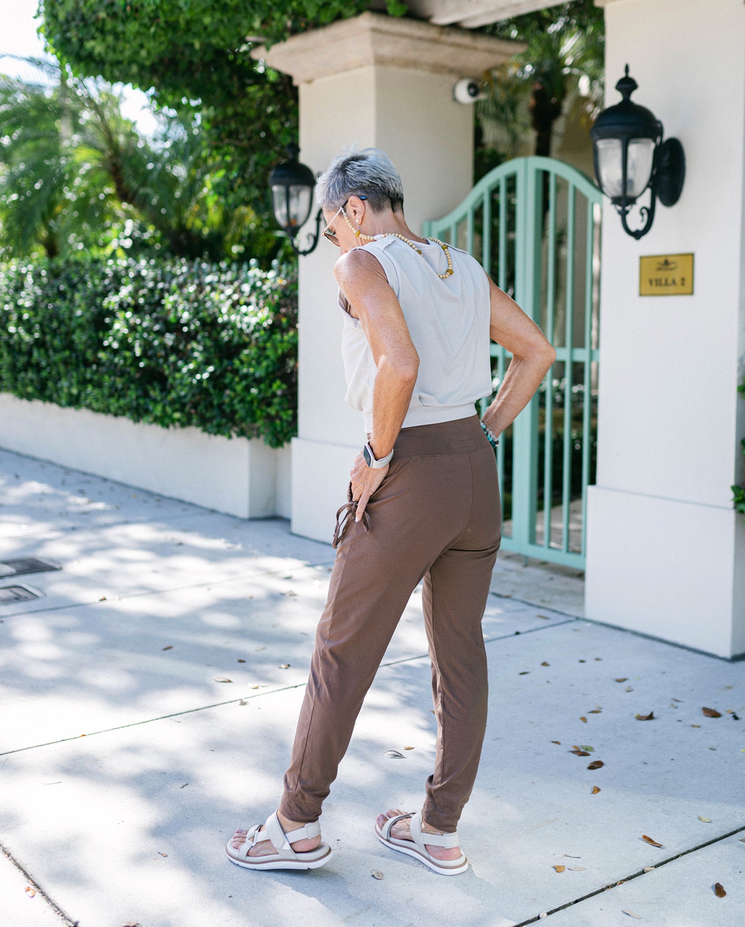 Lightweight athletic pants for outdoor workouts#color_walnut