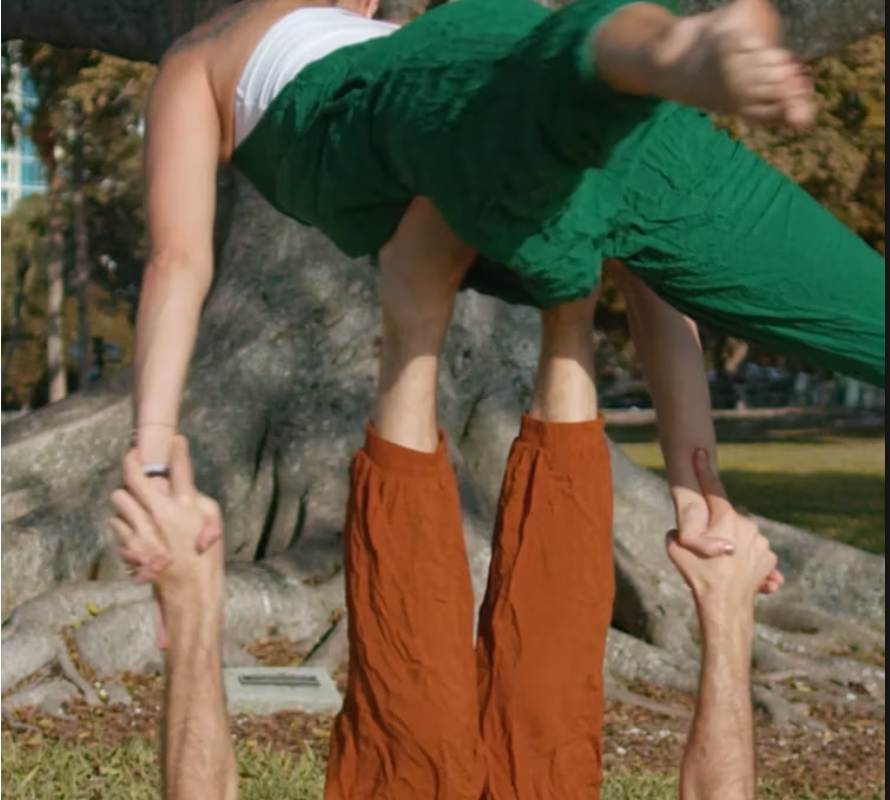 AcroYoga l Reverse Thigh Stand