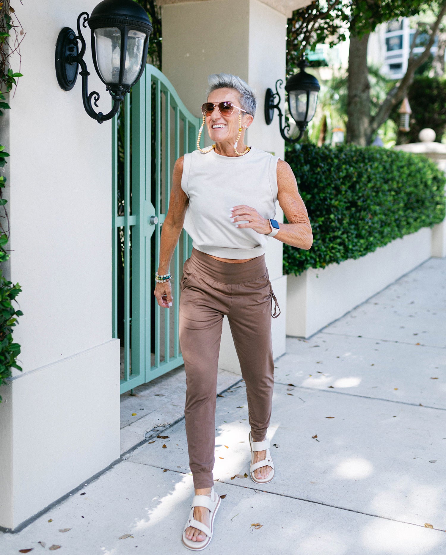 Athletic joggers with elastic waistband and cuffs#color_walnut